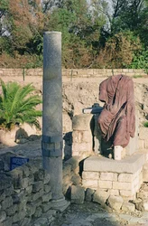 Zerstörte Säule und Statue